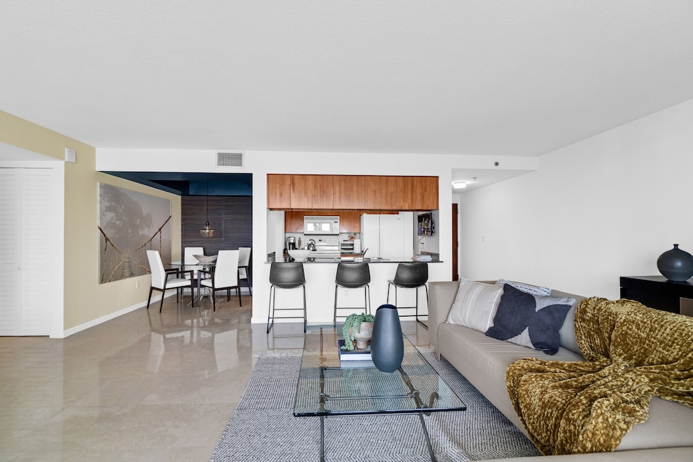 Luxury Apartments W Pool & Ocean views