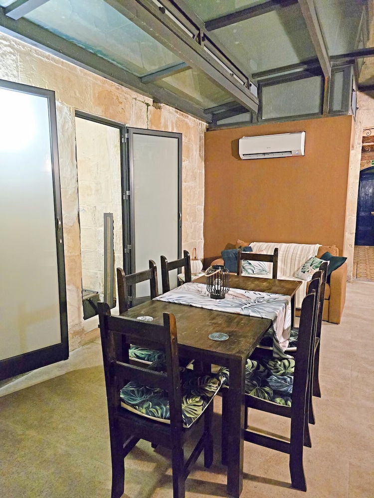 Traditional Maltese 2BR - Near Valletta