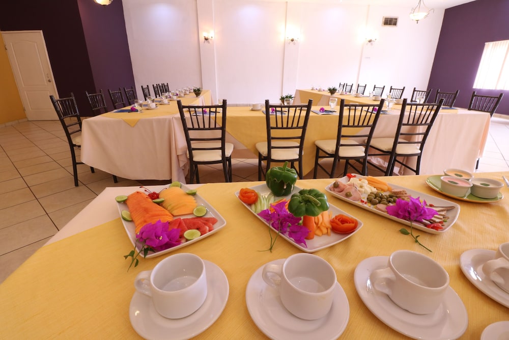 Saltillo Vacations - Hotel Mision Express Saltillo - Property Image 1