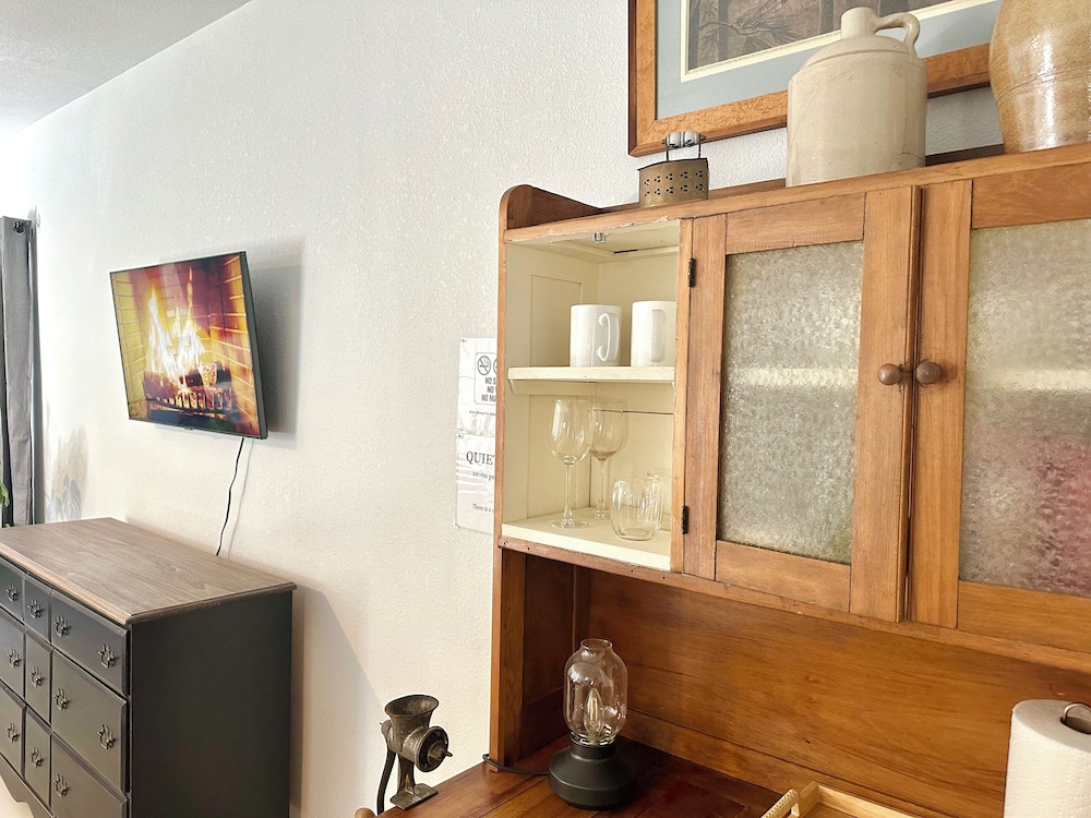 Modern Studio Retreat Stylish Spacious MR