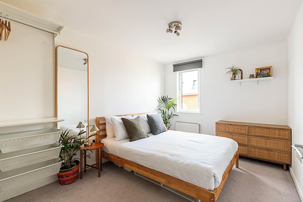Chic & Modern Dalston Apartment view 2