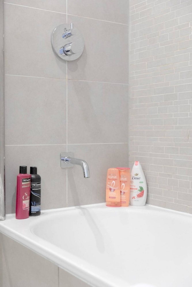 Vibrant 1BD Flat w/ Private Balcony, Camberwell!