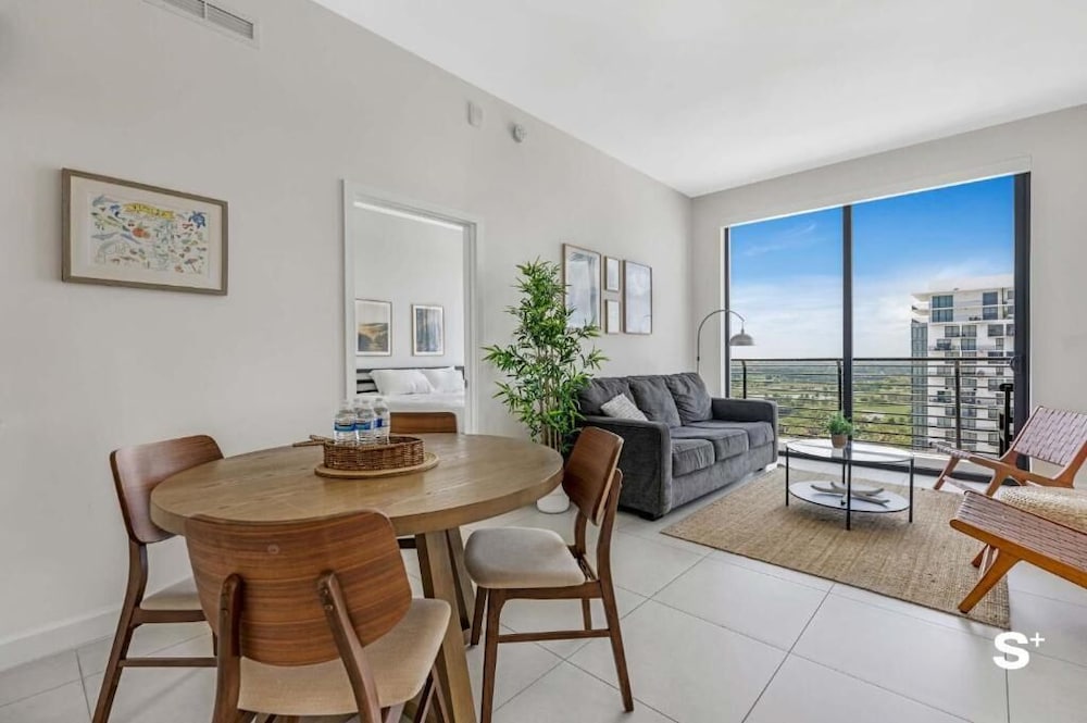 DTW Doral 2 BD Condo and Skyline Views