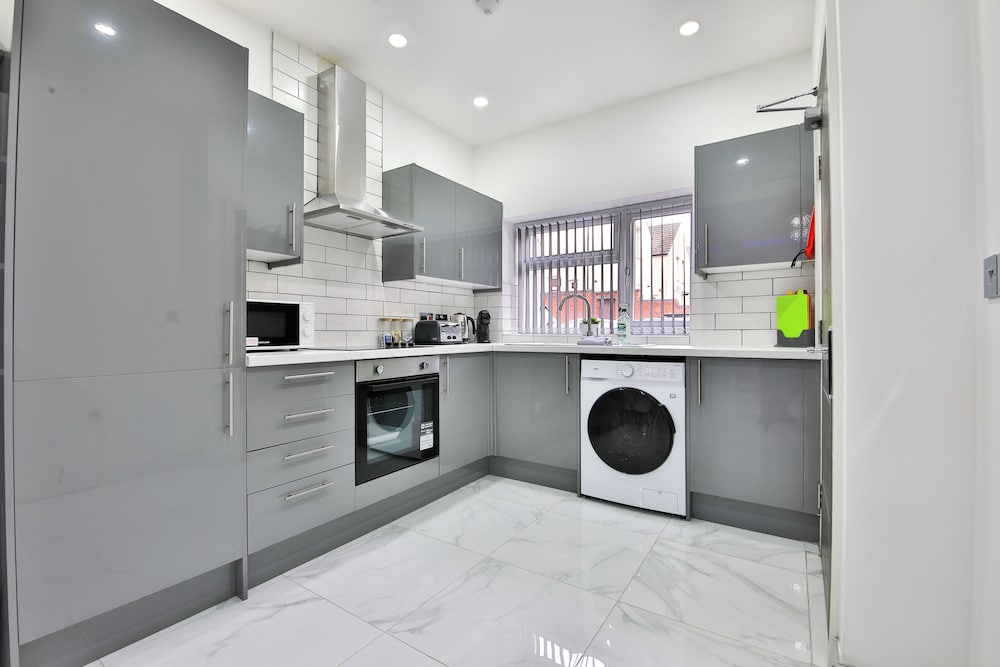 Modern 2 Bed House - Sleeps 4