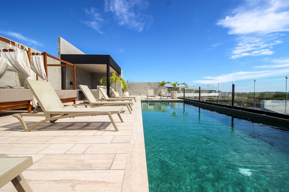 Couple s Retreat in Prime Location Rooftop Pool