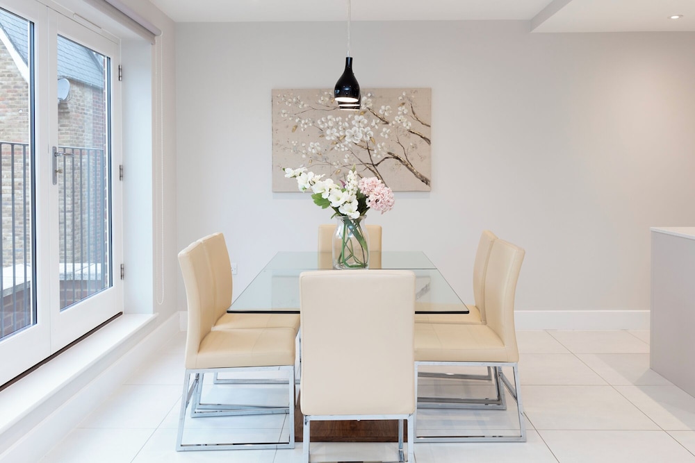 Stunning Central Windsor Town House