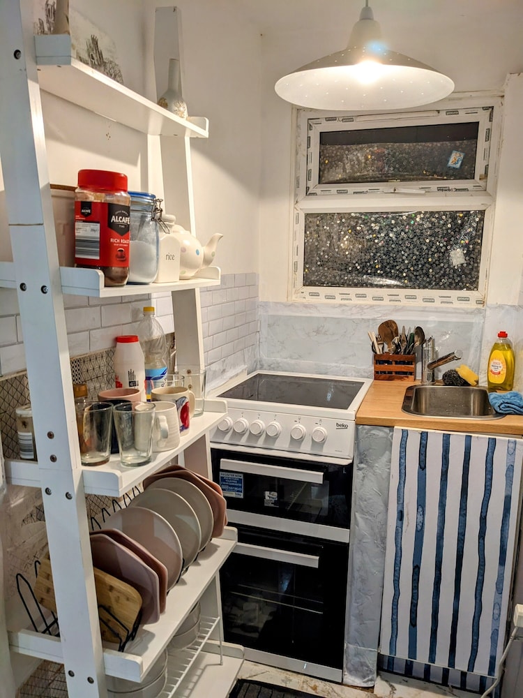 Small 1-bed Apartment in London view 5
