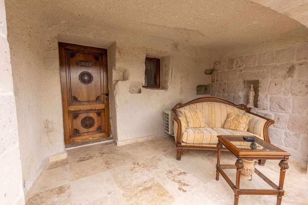 Arkelas Cave House