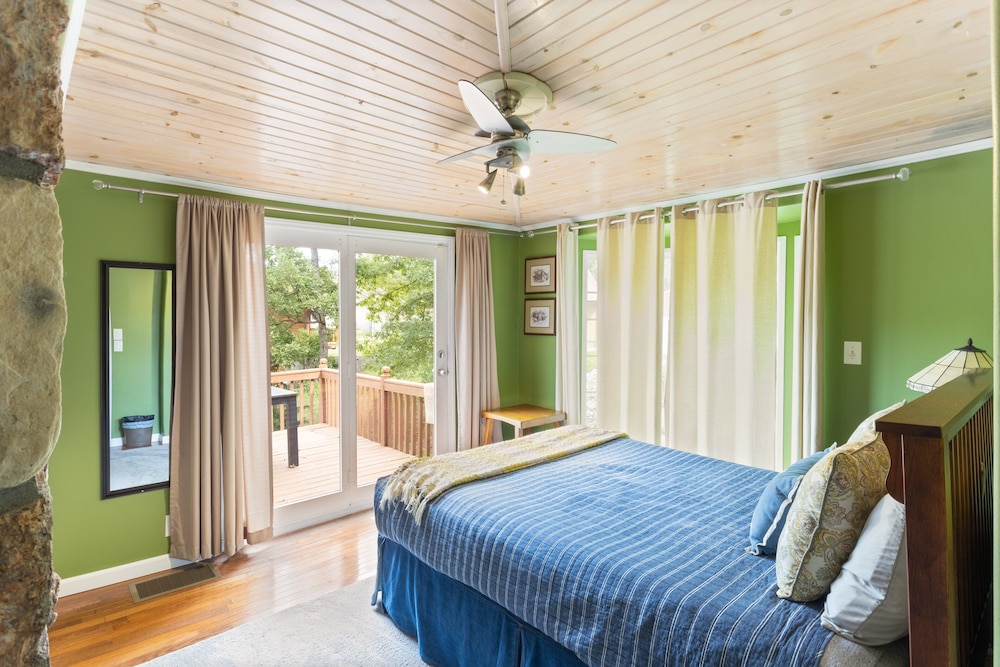 Lakefront Oasis With Skylights & Covered Boat Slip For Extra Adventure