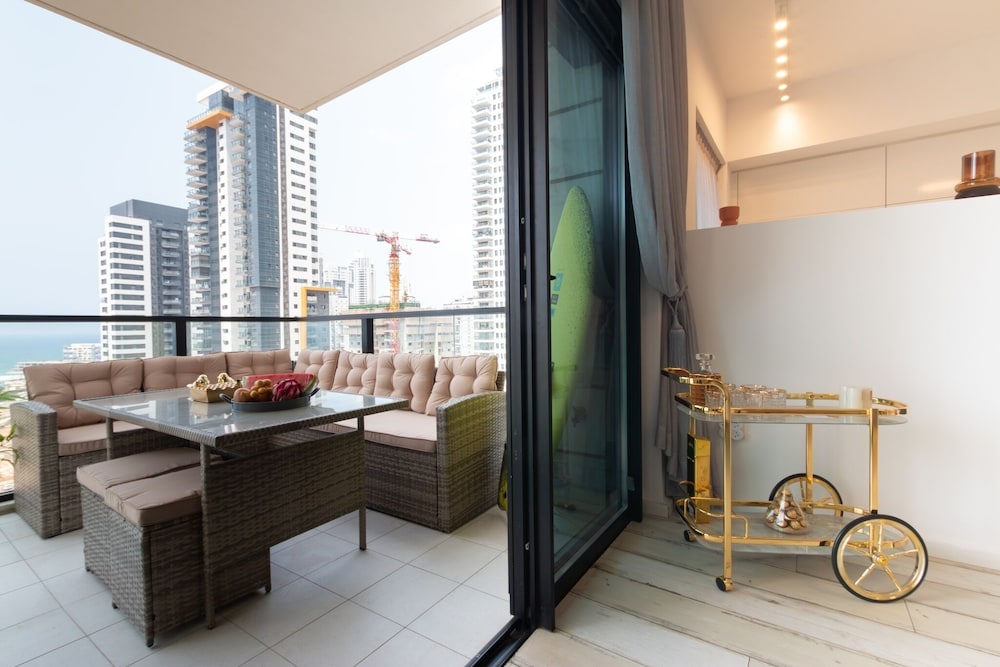 3 BR SeaFront APT Prestigious Tower