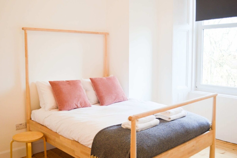Modern 1 Bedroom Flat In the Heart of Edinburgh view 3