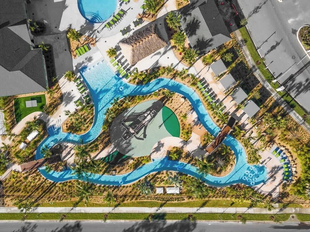Themed 7bedroom and Pool 18 Guests