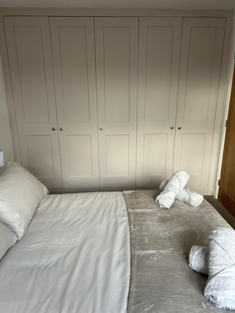 Tranquil Sheffield Retreat - 3 Bedroom House view 4