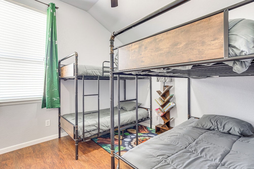 14 Mi to Dtwn Okc: Edmond Gem w/ Fenced Yard!