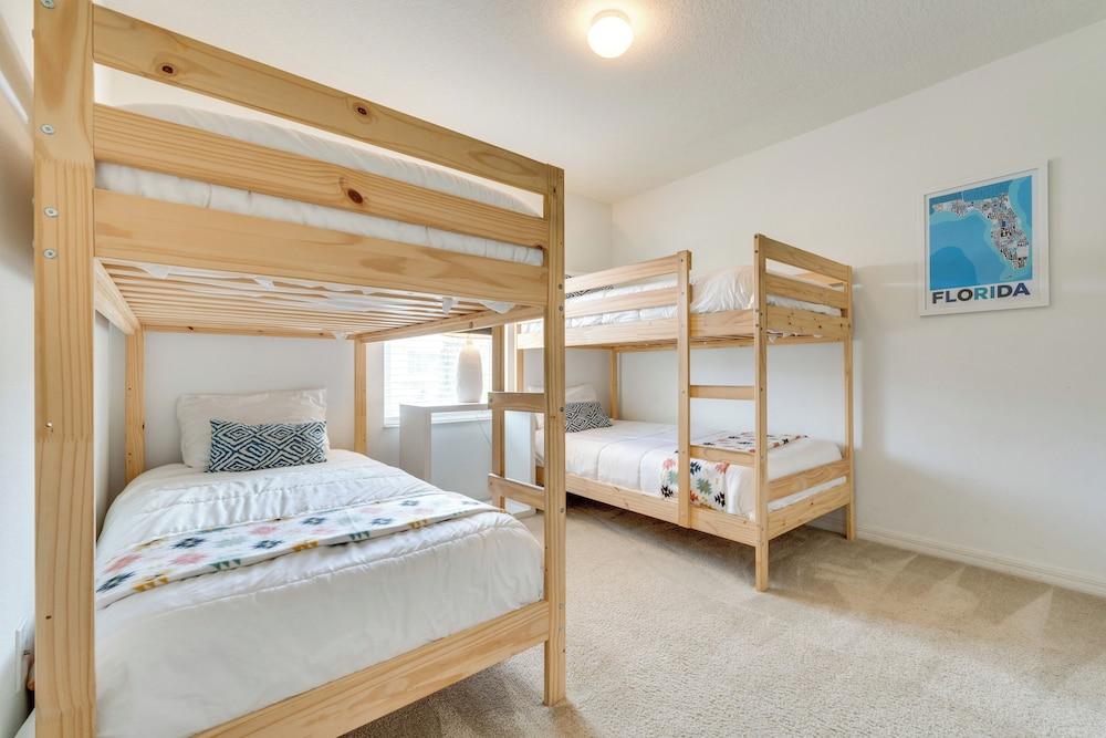 4 Mi to Wdw: Sleek Townhome w/ Community Pool!