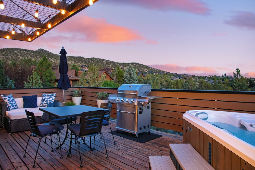 Brasada Ranch Retreat w/ Hot Tub + Views Resort Access w/ Pools, Horseback Riding, Sports, and More Hat Rock Loop by Avantstay
