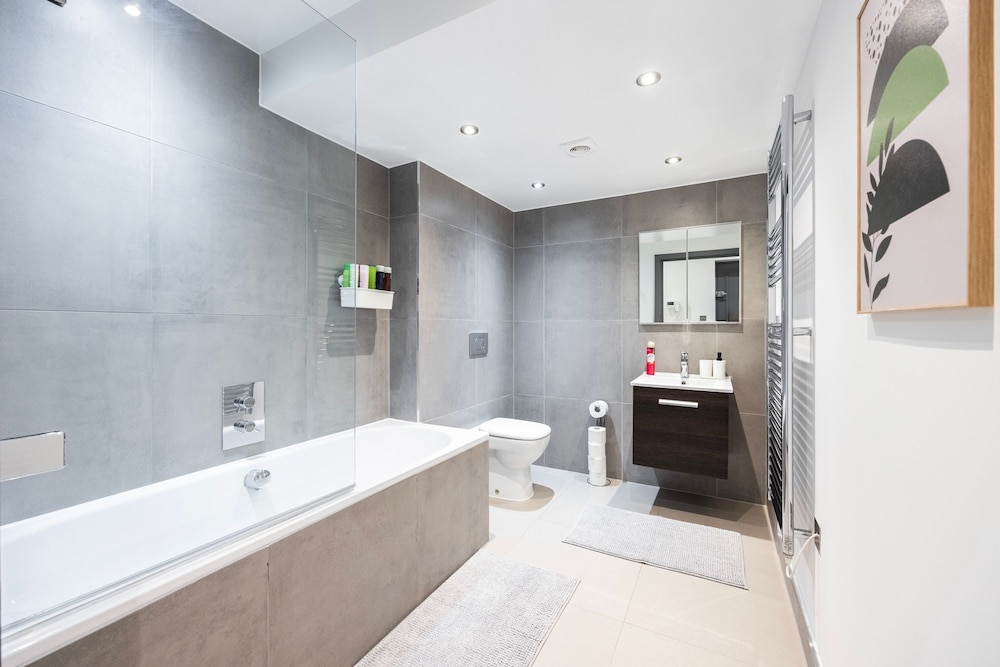 2 Bed 2 Bath Deluxe Flat in Kensington