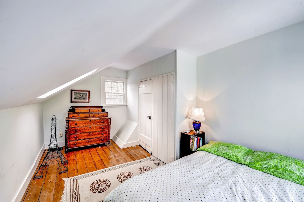 Ipswich Cottage: Beautiful Views, 5 Mins to Beach