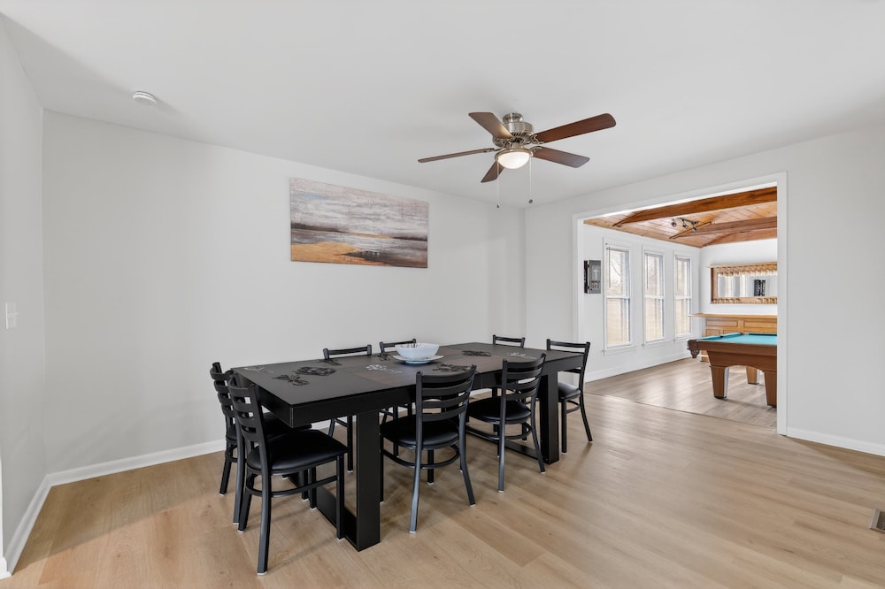 Quiet Retreat Near Opryland & Airport 4 Bedroom Home