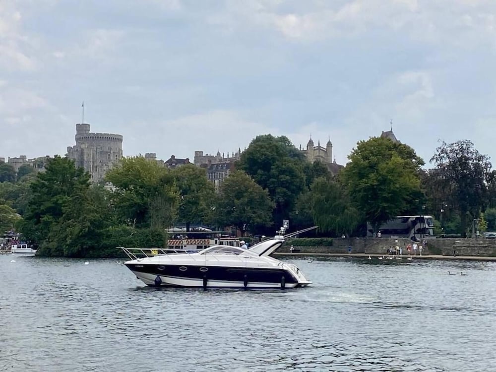 Romantic 3beds Yacht Escape on Thames view 4