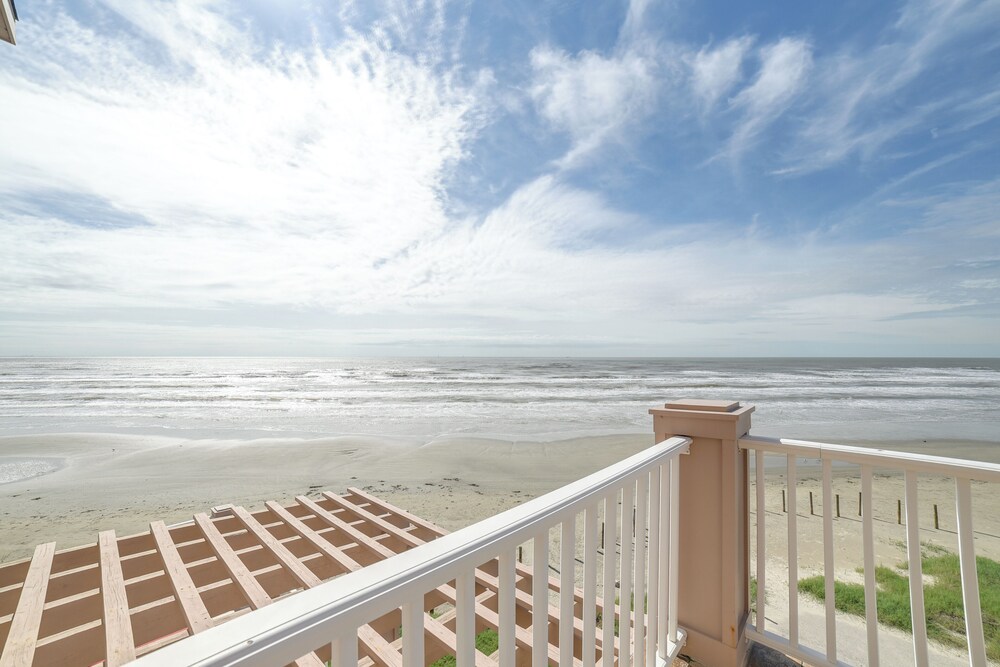 Oceanfront Galveston Beach House: Steps to Sand!