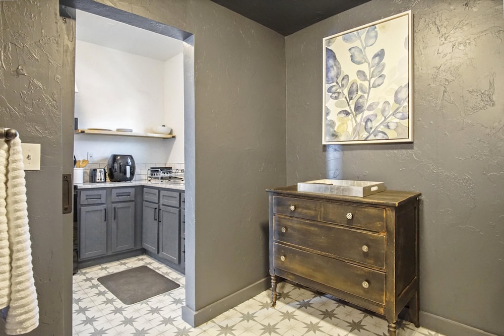 Oklahoma City Vacations - 3-story 6-bedroom 4 Bathrooms 3min-asian Dist - Property Image 73