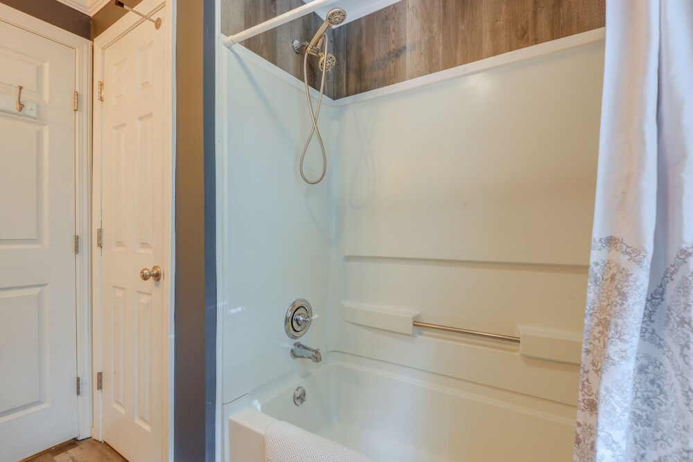 Ski, Golf & Hike: Spacious Dover Retreat!