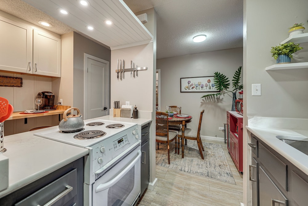 < 1 Mi to Dtwn Texarkana: Couple's Retreat w/ Yard