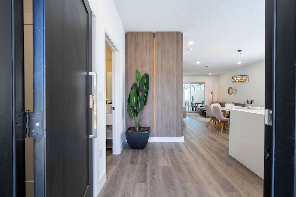 Stylish Home Near Disney Themed Rooms Pool