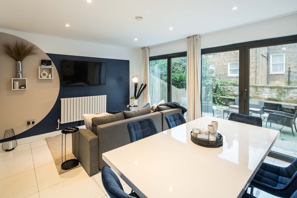 Charming 2-bed House in Central