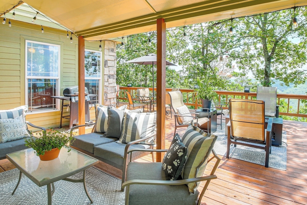 Outdoor Entertainment Area: Scenic Hot Springs Gem