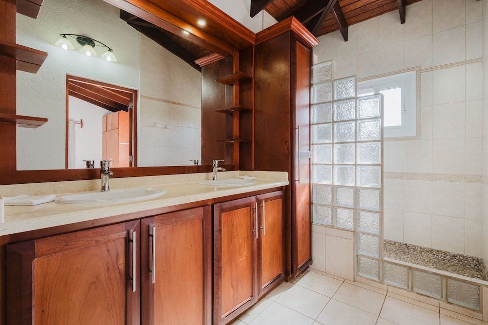 5 Bedroom Villa With Amazing View of Aruba Nature
