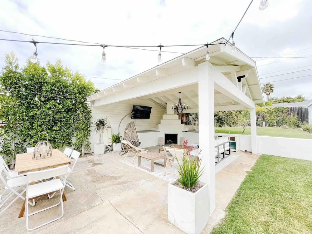 Stunning Beach Hideaway w Luxury Outdoor Living