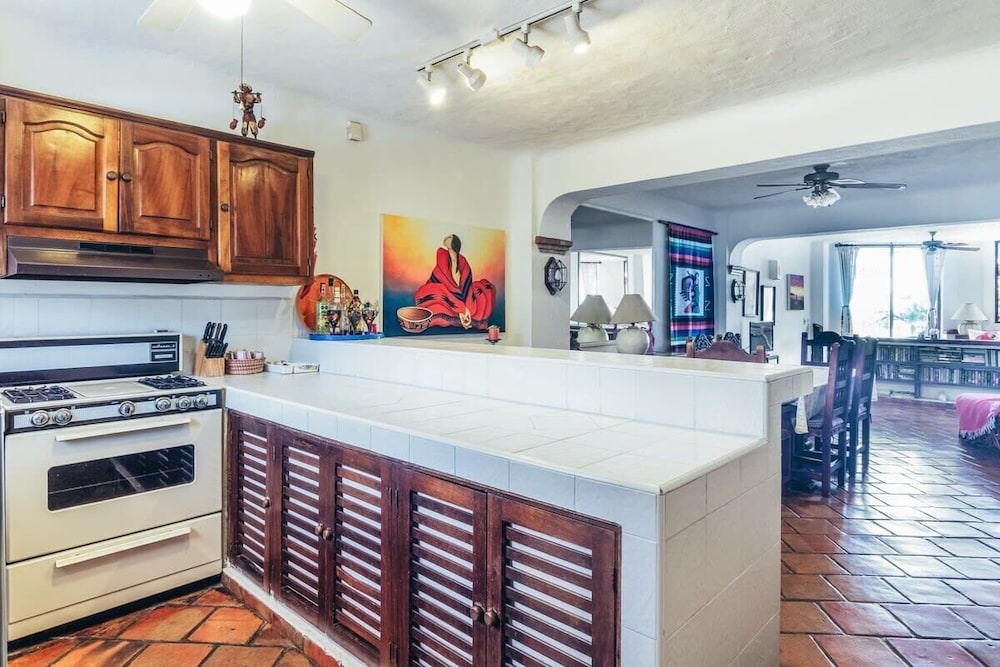 Ocean View 2Br Condo-balcony-beach-pool - 604