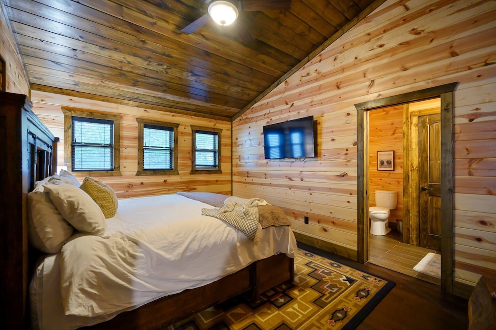 Cabin Vibe - Bunkroom - 3 King - Firepit - Shuffleboard