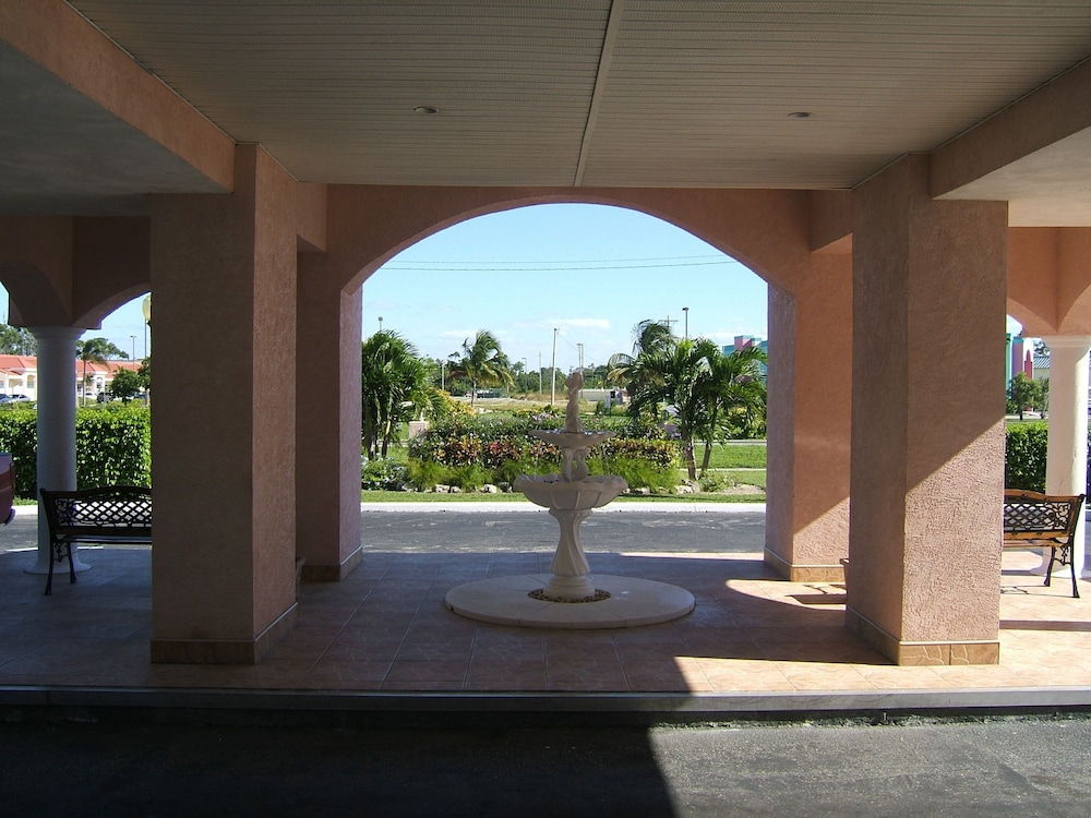 Castaways Resort and Suites - Photo 28