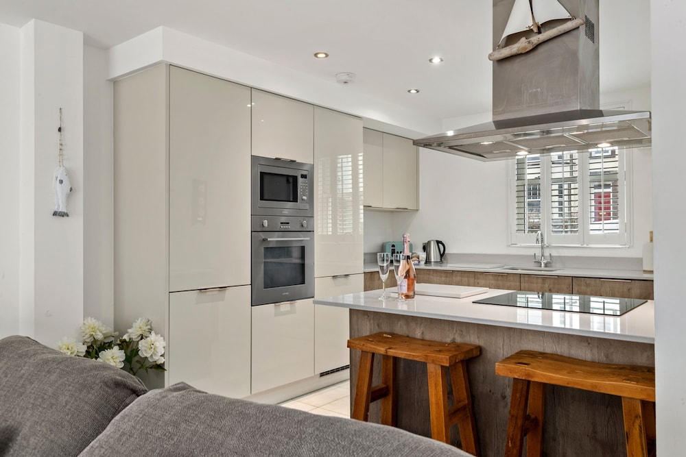 Maes-y-berllan - Close to Village and Beach