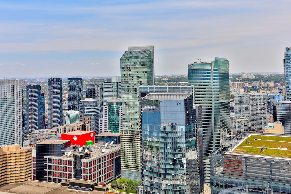 Luxury Lakeview Skyscraper by CN Tower — Toronto
