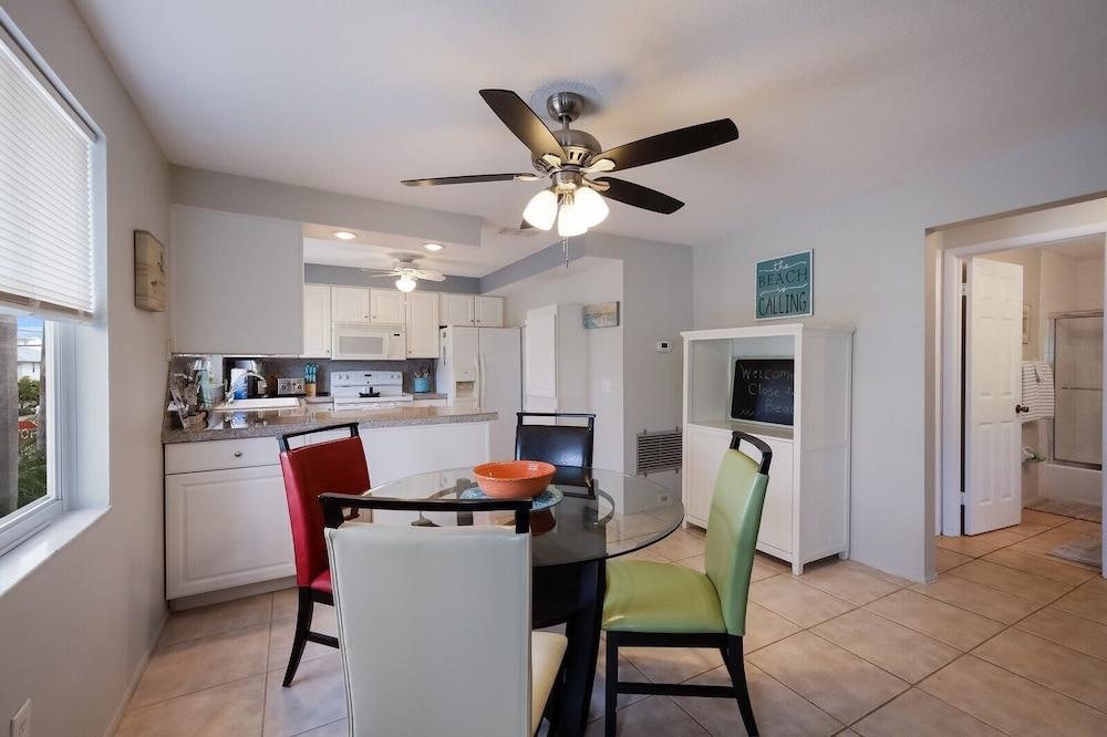 Bikini Bottom 2 Bedroom Apts by RedAwning view 5