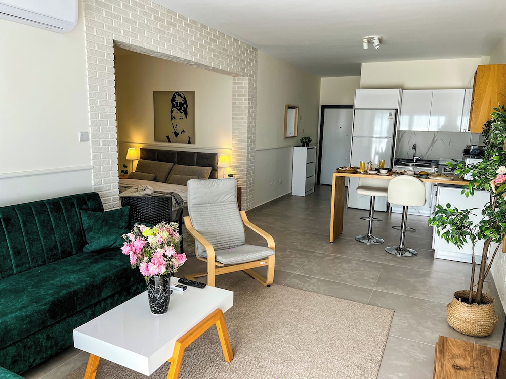 Isabella Pool Apartments