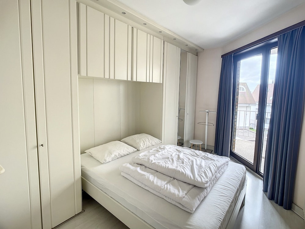 Apartment Near Albert Beach With Terrace