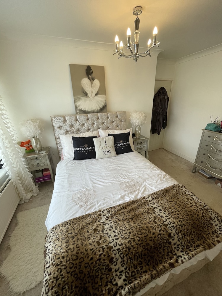 Beautiful 2-bed Bungalow in Canvey Island view 3