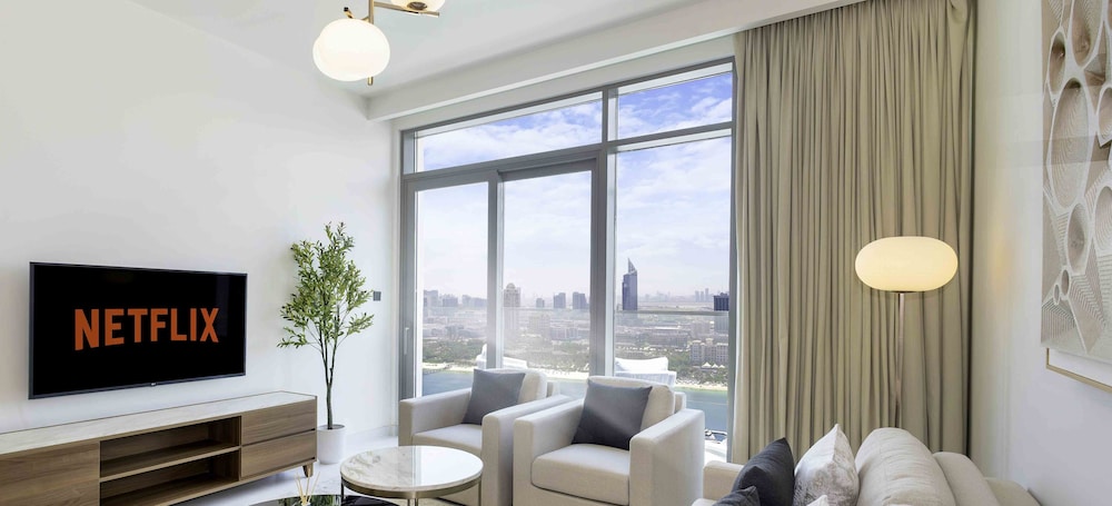 LUX The Marina Vista Beachfront Suite 2
