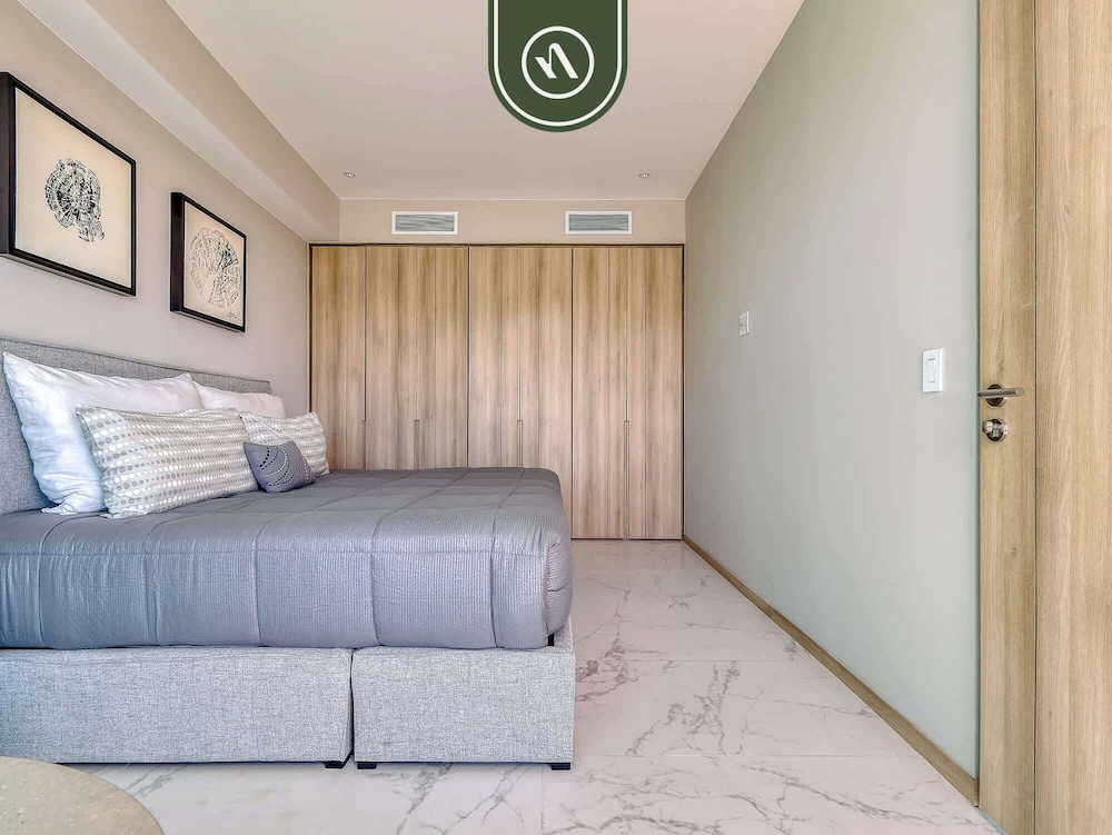 Luxury 3 BR Condo - Beach Access 1 Block Away