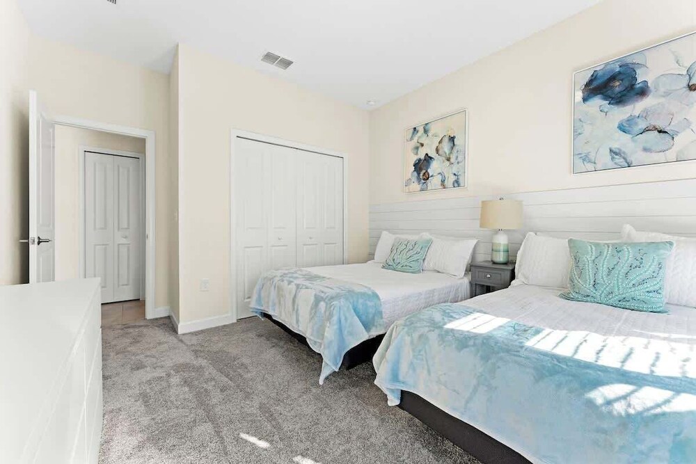 Sophisticated 6BR at Storey Lake