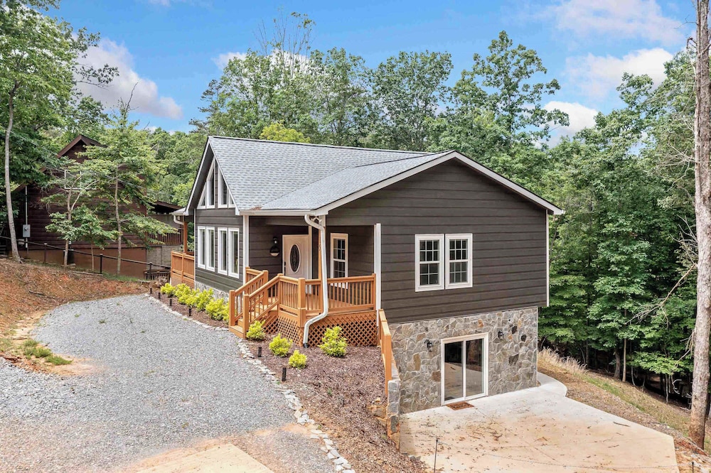 New Listing - Luxurious Mountain Home for 8 With Amenities