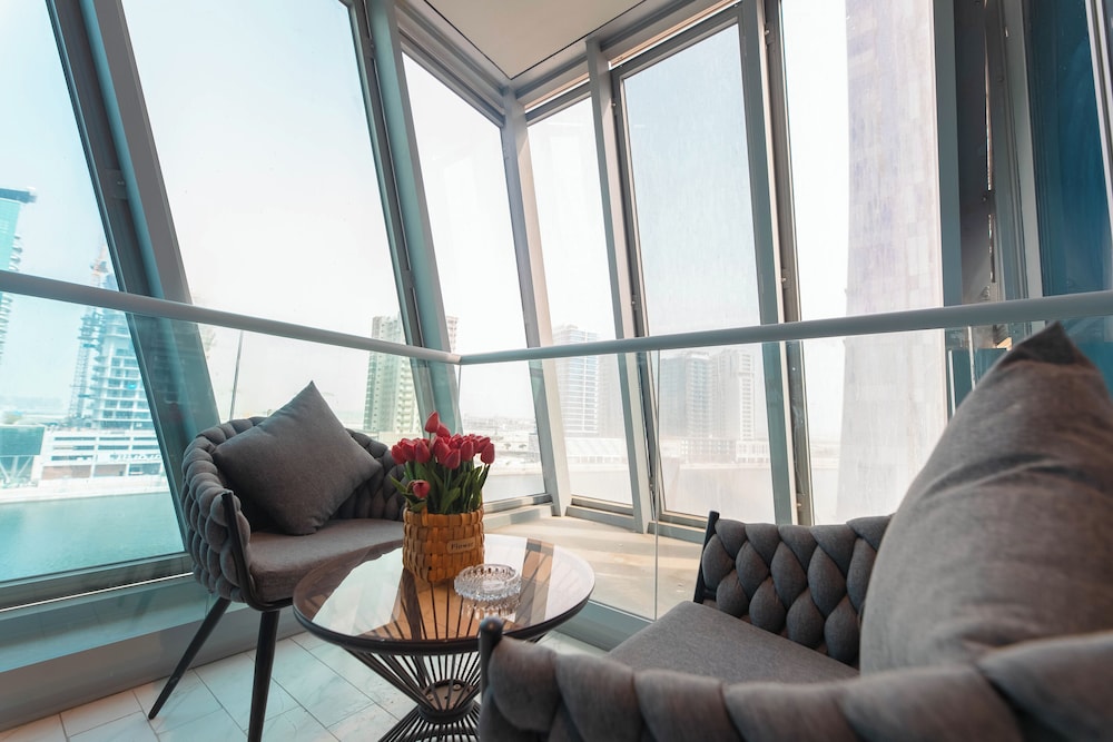 SIMPLY COMFORT Urban Chic Suites in J One Tower City & Canal Views