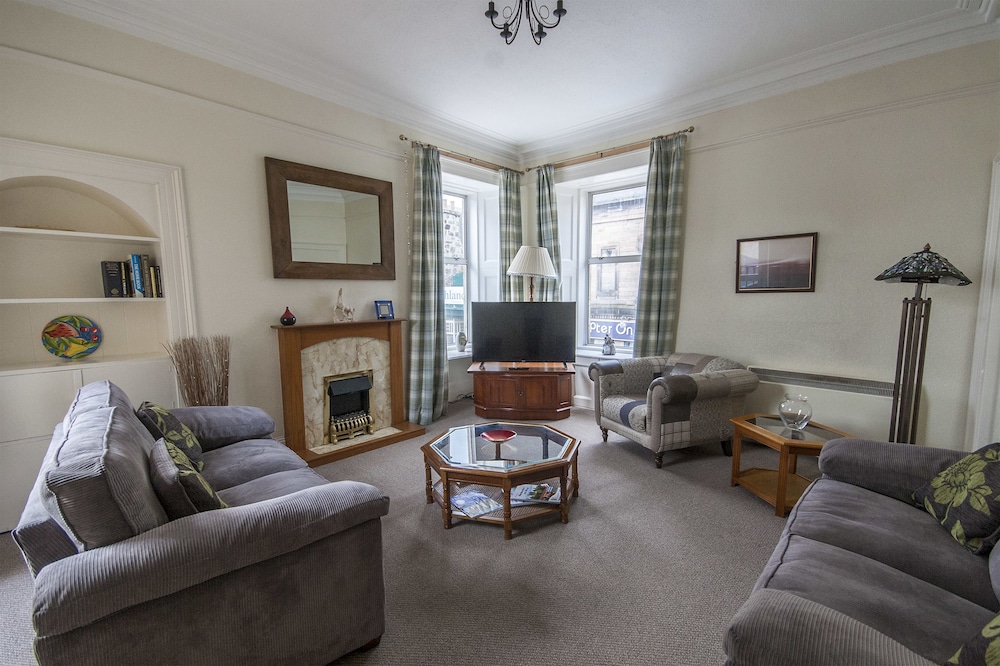 1 Varis Apartments
