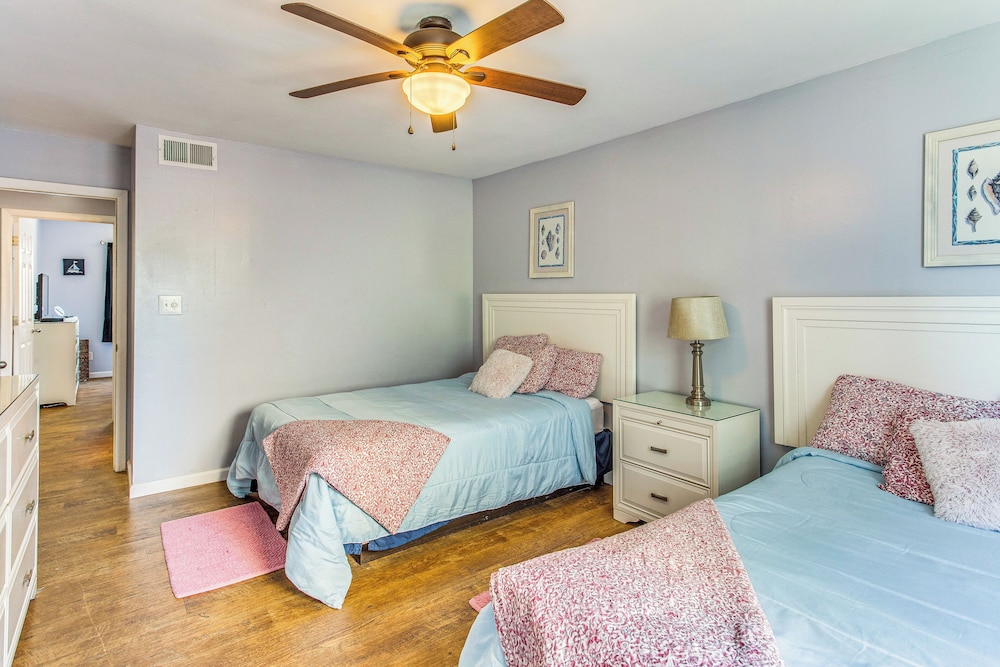 Walk to Ocean: Myrtle Beach Townhome w/ Patio