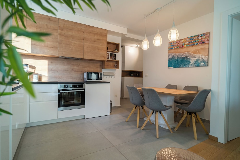 Apartment Wing 77